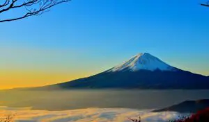 Viajero disfrutando de la vista del Monte Fuji en Japón