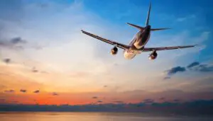 Viajero reserva billetes de avión en la web de viajes online