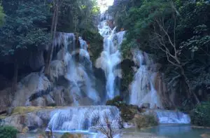 Kuang Si en Laos te ofrece la posibilidad de adentrarte en el mundo de la naturaleza tropical.