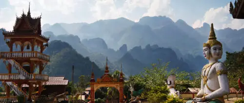 Un grupo de turistas disfrutando de las impresionantes vistas de Vang Vieng, Laos.