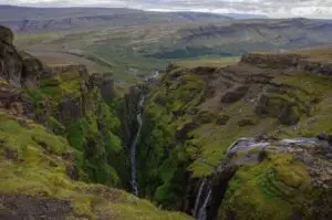 Cascada en el oeste de Islandia en un pintoresco viaje por carretera