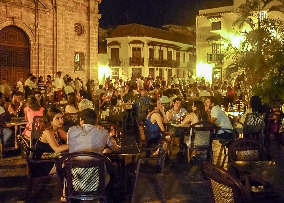 Desde la innovación de cafeterías modernas hasta cafeterías tradicionales que ofrecen platos tradicionales de Colombia, ¡hay un lugar para todos los gustos y bolsillos!