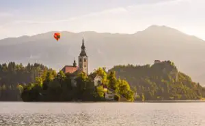 Eslovenia es un destino de viaje único. Ven y descubre 6 experiencias únicas que te llevarán desde Ljubljana hasta el Valle de Soča.