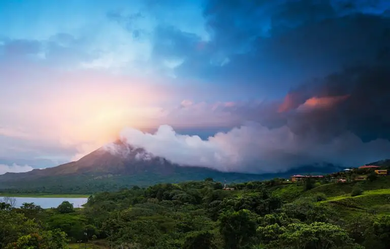 Volcanes, bosques nubosos y la costa del Pacífico – 10 días