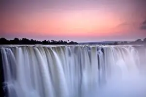 ¡Mira las impresionantes cataratas Victoria en Zimbabwe!