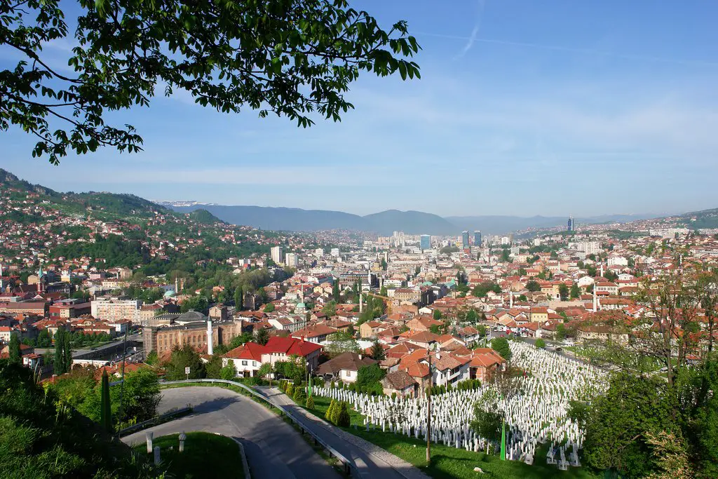 Explora la rica cultura e historia de Sarajevo en primavera