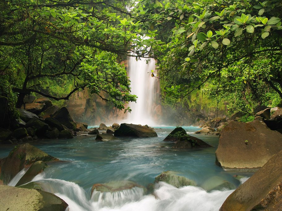 Caminata por las cascadas en Costa Rica