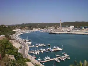 Viajeros de Ibiza a Menorca mirando al paisaje de la Isla de Menorca