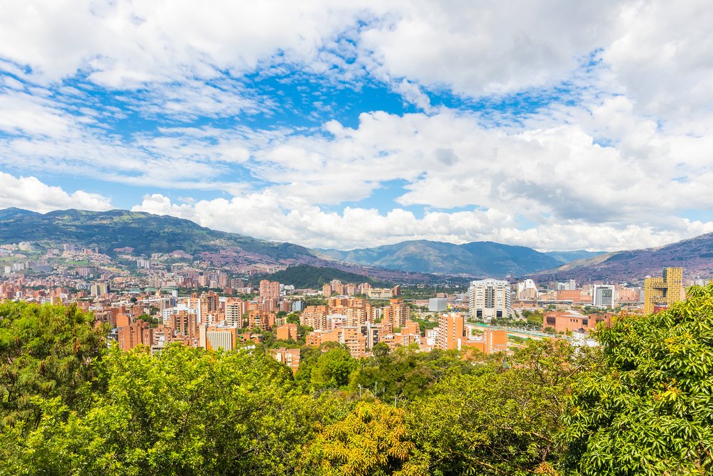 Fotografía de la Plaza Botero en Medellín, con las esculturas de Fernando Botero y la Catedral de Medellín en el fondo, representando una de las atracciones turísticas de la ciudad.