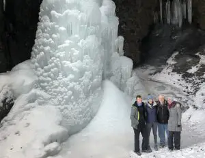 La familia viaja por Islandia y disfruta de la aurora boreal