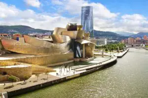 Imagen de un mapa de España con la ruta marcada en rojo de Madrid a Bilbao, con puntos de interés destacados en el camino, como el Acueducto de Segovia, el casco antiguo de Burgos y el Museo Guggenheim de Bilbao.