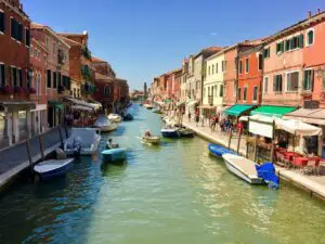 Una góndola navegando por el Canale di Murano, Venecia, Italia.
