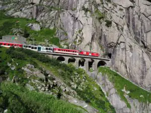Viaje en tren a través de los paisajes naturales suizos y alrededor de los lagos italianos.