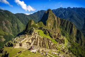 Machu Picchu Perú con montañas de fondo