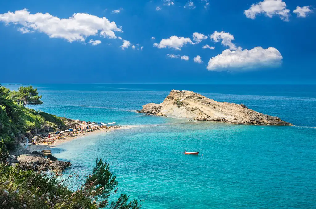Playa en Grecia en julio.
