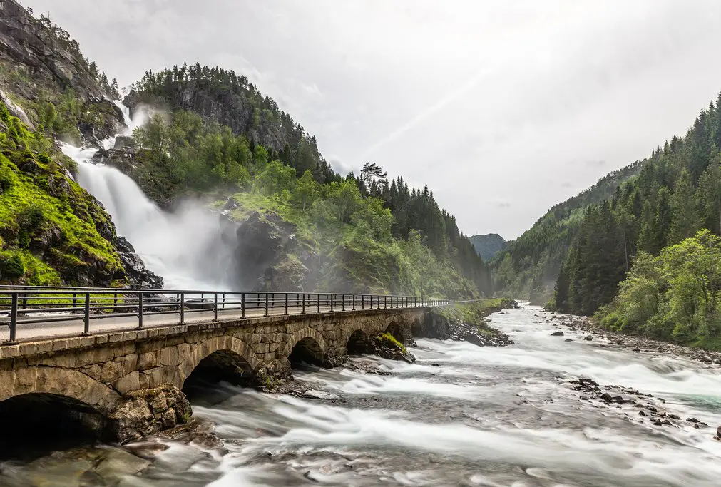 ¿Estás buscando recorrer los hermosos paisajes de Noruega? ¿Necesitas algunos consejos de viaje antes de emprender la aventura de Bergen a Odda?