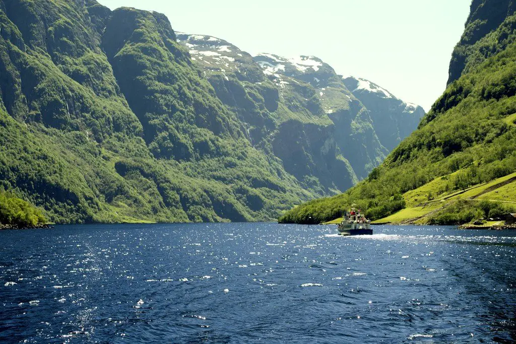 Un grupo de turistas que exploran las impresionantes islas y fiordos de Noruega en un recorrido en barco.