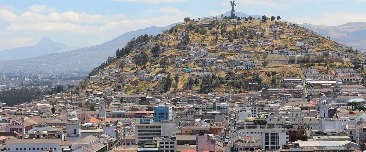 Visita Quito, una de las ciudades más vibrantes de Ecuador.