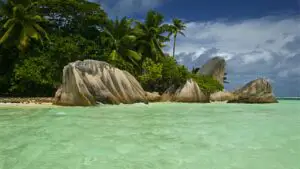 Personas disfrutando paisaje paradisiaco en Seychelles