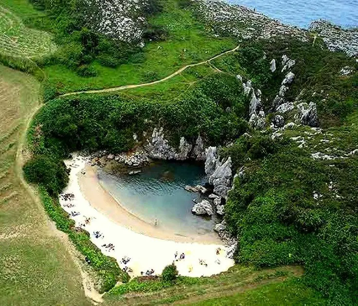 Asturias: Explorando La Playa Más Pequeña del Mundo