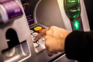 Depositar dinero en el cajero automático de otro banco