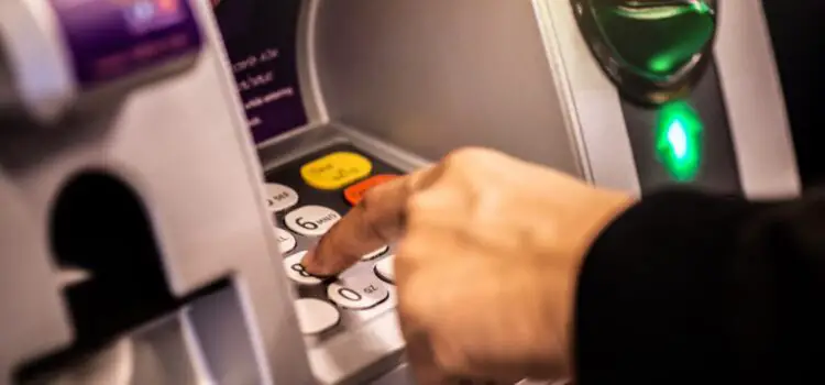 ¿Puedo depositar dinero en el cajero automático de otro banco?